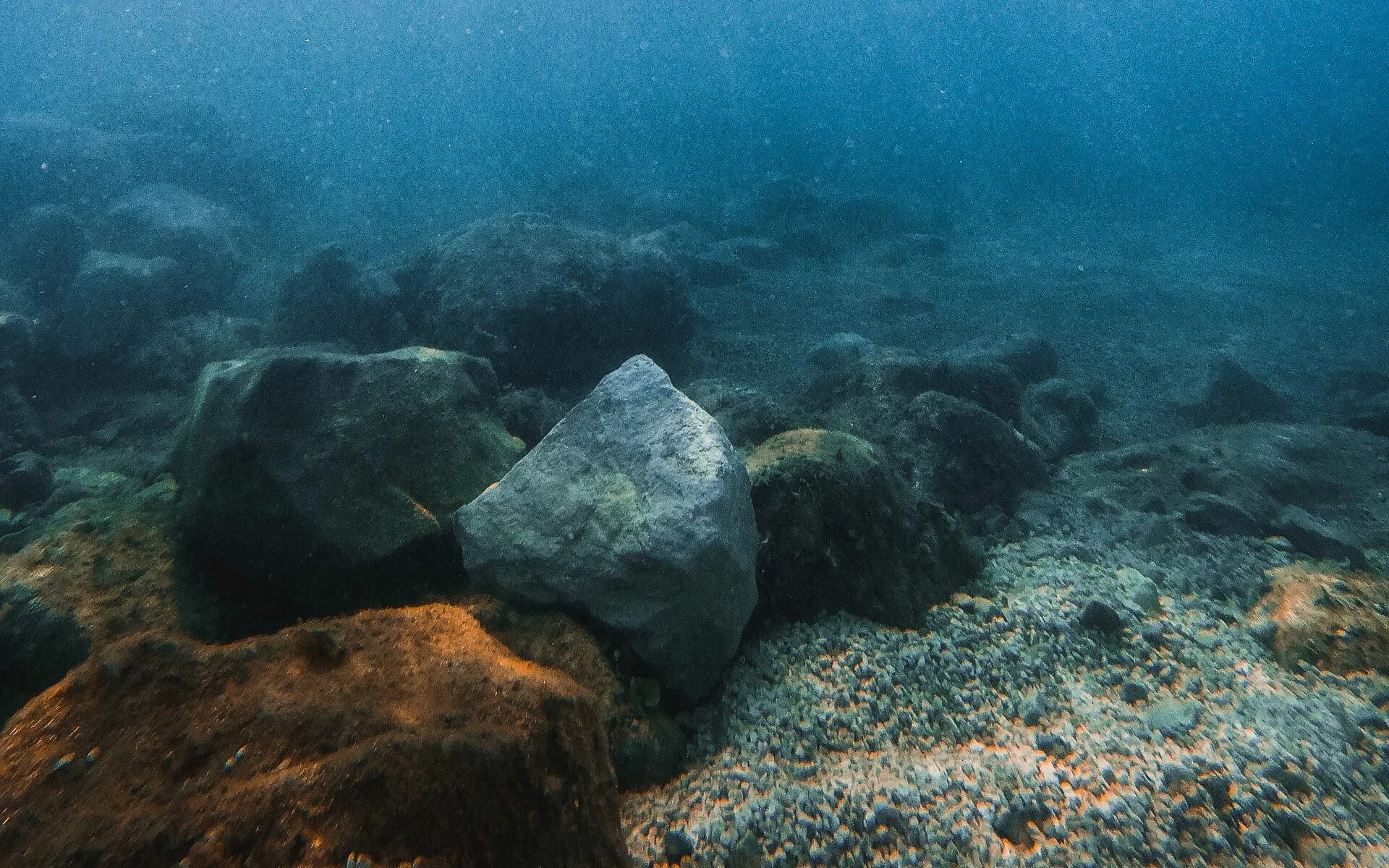 Подводные камни 2023. Камни под водой. Подводный камень. Огромные камни на дне моря. Подводные валуны под водой.