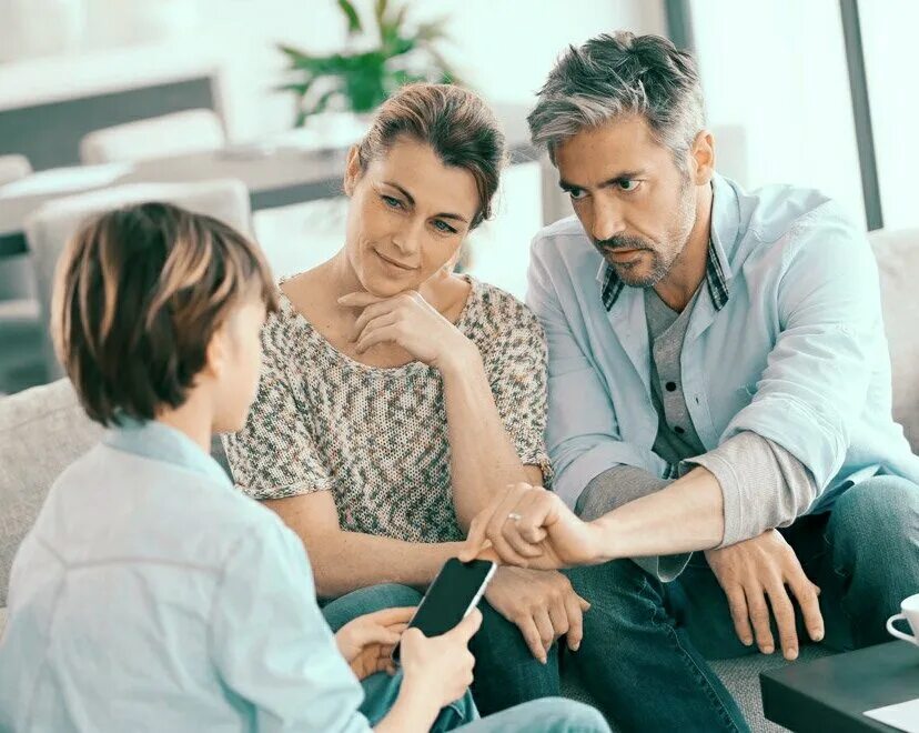 Родители следят за детьми. Следите за детьми. Тотальный родительский контроль. Тотальный контроль родителей. Слово в котором 100 одинаковых букв.