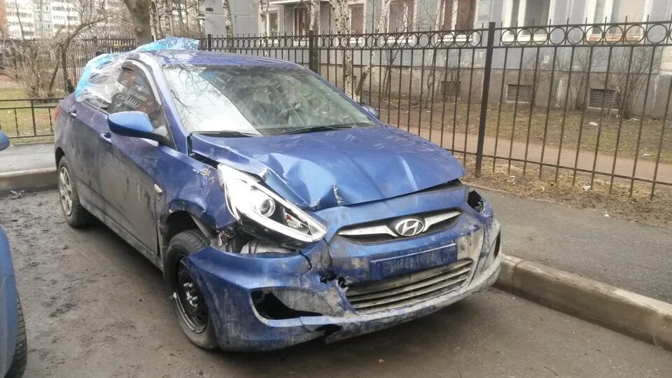 Солярис плохо. Битый хендай солярис синий. hyundai solaris 1 с hyundai solaris 2 дтп. хендай солярис 2011 хэтчбек битый. битый солярис хэтчбек.