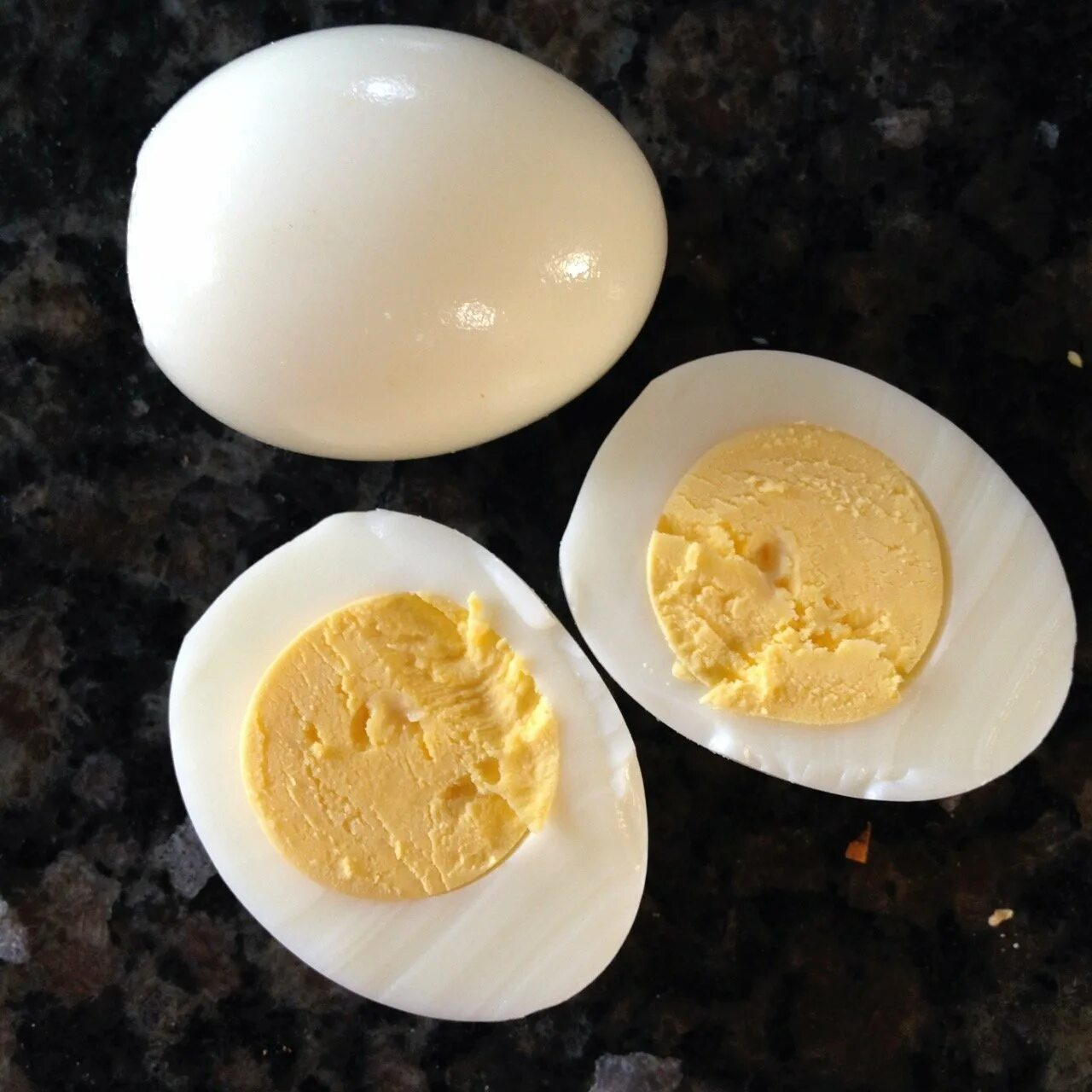 Вареные яйца. Яйцо без скорлупы фото. Вареное яйцо без скорлупы. Яйцо вареное в скорлупе. Как приготовить яйца без скорлупы