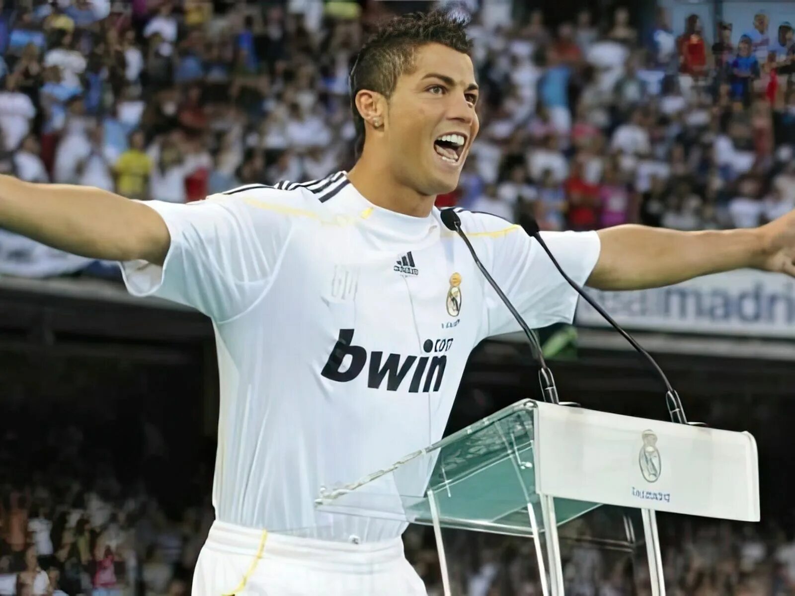 Роналдо в реале. Криштиану Роналду 2009. Роналду Реал Мадрид bwin. Cristiano Ronaldo real Madrid 2009. Роналду ФИФА 2009.