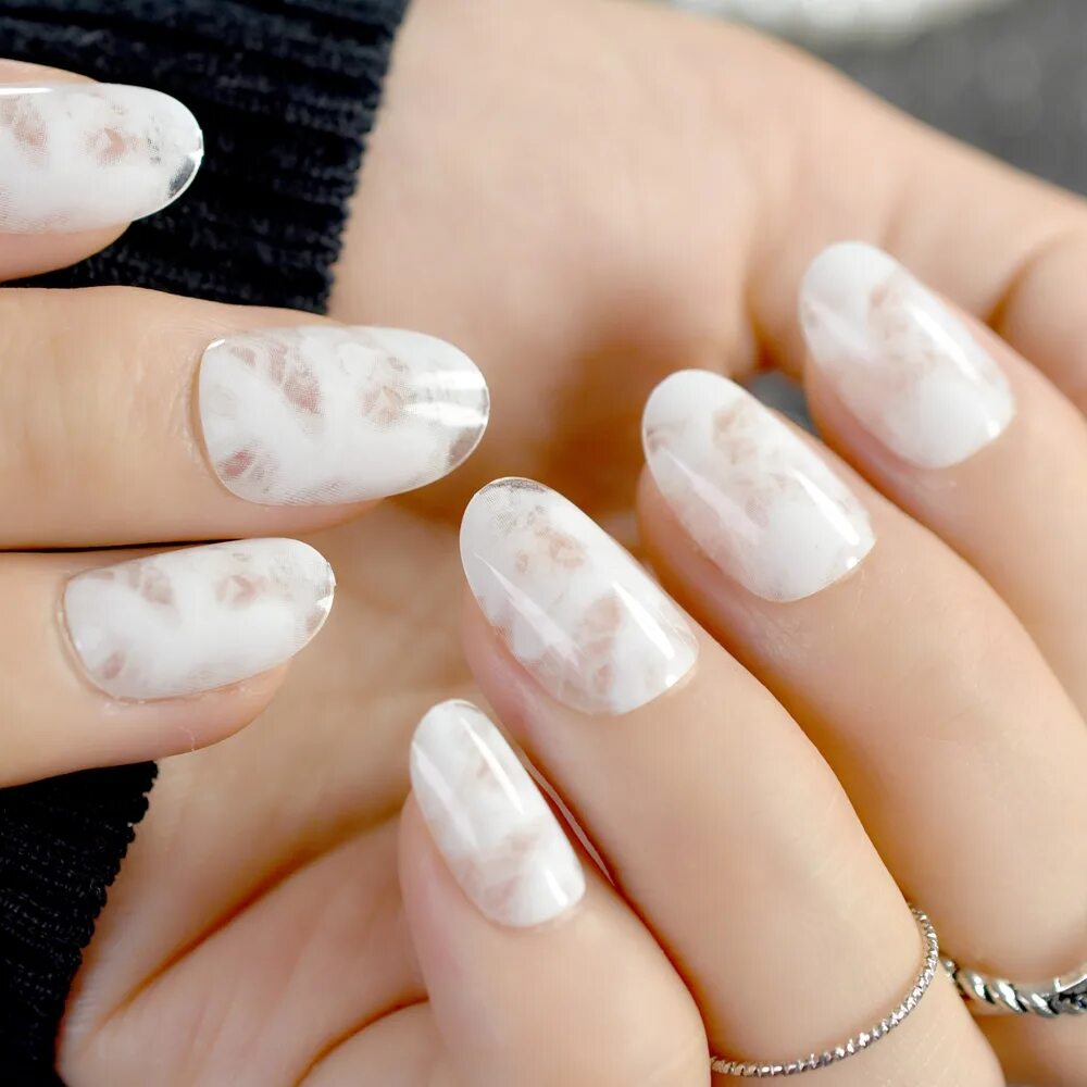 маникюр белый мрамор. маникюр молочный мрамор. молочный мраморный маникюр. маникюр нюд мрамор миндаль. молочный маникюр с мрамором.