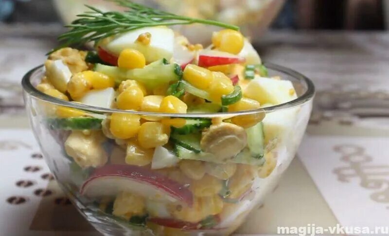 Салат из редиса с майонезом. Весенний салат с редиской кукурузой. Салат редиска кукуруза огурец. Салат с редиской и огурцом и яйцом. Салат с грибами и кукурузой.