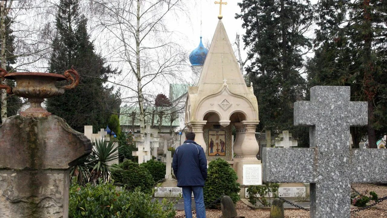 Кладбище в Париже сен Женевьев де Буа. Сен-Женевьев-де-Буа кладбище фото. Самые красивые могилы сен Женевьев де Буа. Кладбище сент женевьев де буа малинин