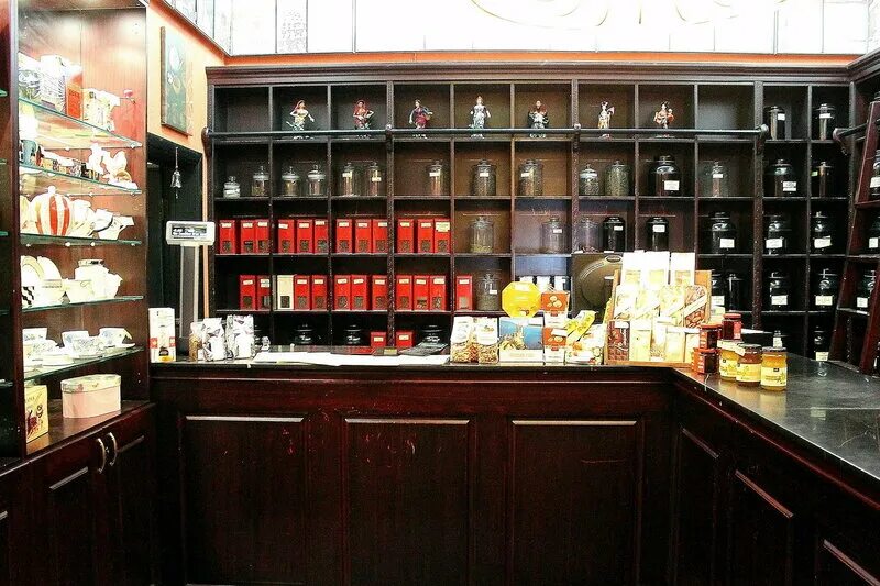 унция чайный магазин. интерьер чайной лавки. витрина для кофе и чая. чайный магазин рядом. интерьер чайного магазина.