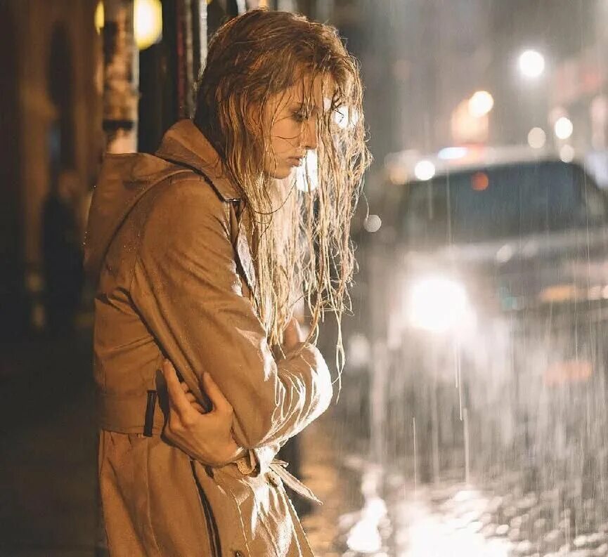 So soaked remix. Девушка под дождем. Девушка дождь. Женщина дождя. Блондинка под дождем.