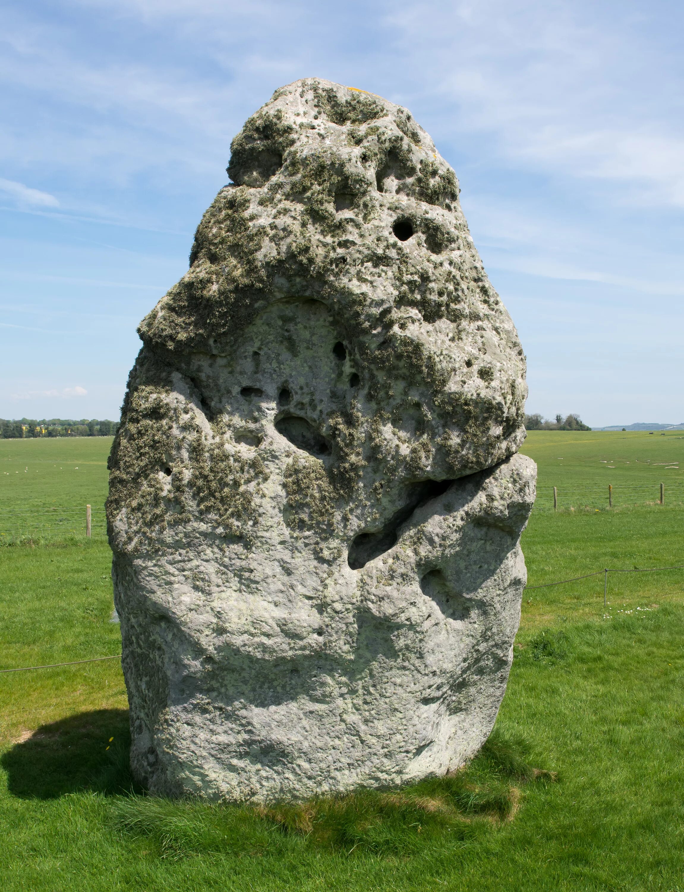 Stones википедия. Камни Стоунхендж. Пяточный камень Стоунхенджа. Пяточный камень (Heel Stone) Стоунхендж. Стоунхендж лицо Каменное.