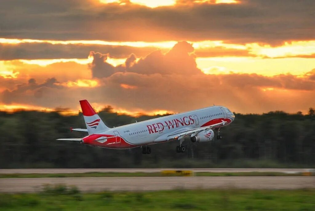 Ред Вингс самолеты. Ред Вингс WZ. Red Wings Airlines авиакомпания. Самолет ред Вингс Сочи.