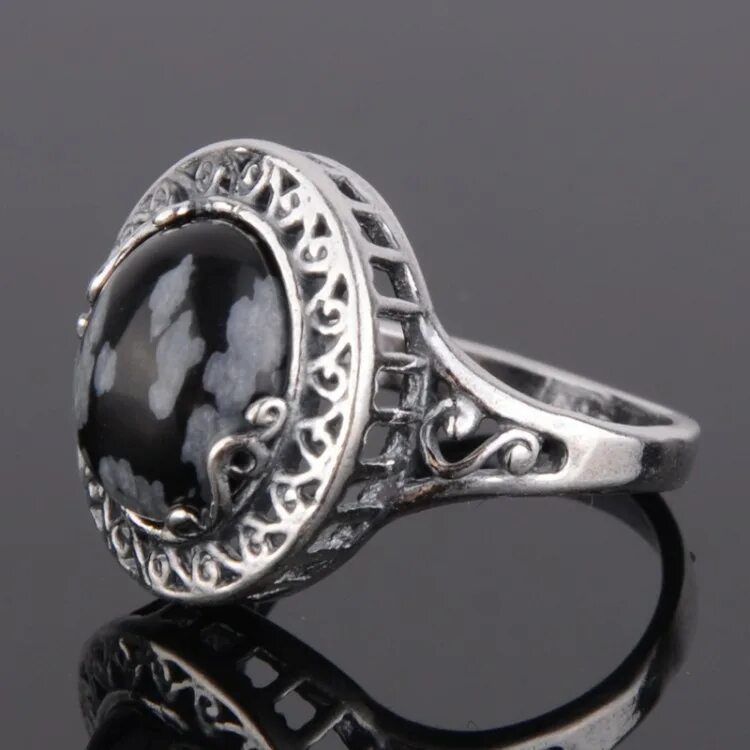 Купить женские кольца камнями. Кольцо с обсидианом снежным. Кольцо обсидиан серебро фианит. Кольцо с камнем. Серебряное кольцо с камнем.
