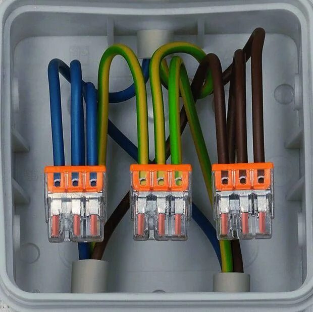 Соединение 3 кабелей. Соединительные клеммы WAGO-2;4;6. Клеммная коробка ваго. Распределительная коробка WAGO RS-385. Клемма ваго силовая.