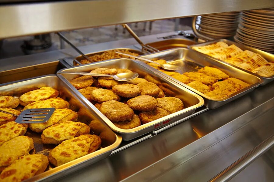 Столовая еда. Блюда в столовой. Готовая еда в европе. Вторые блюда в столовой. Ассортимент кулинарии.