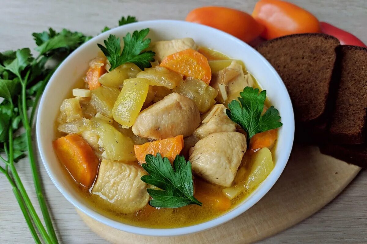 Приготовление картошки с овощами. Овощное рагу с курицей. картофельное рагу с курицей. овощное рагу подача. куриное рагу с овощами.