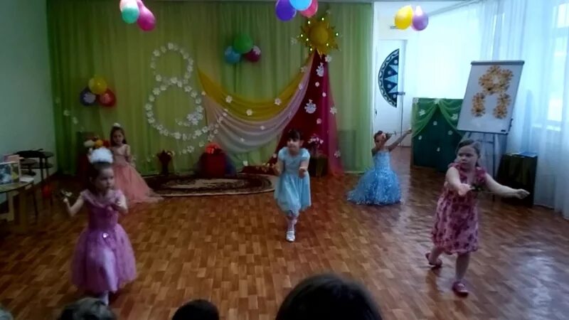 Песня пять февральских. Танец пять февральских роз. пять февральских роз танец в детском саду. танец огоньков в детском саду. пять февральских роз песня.