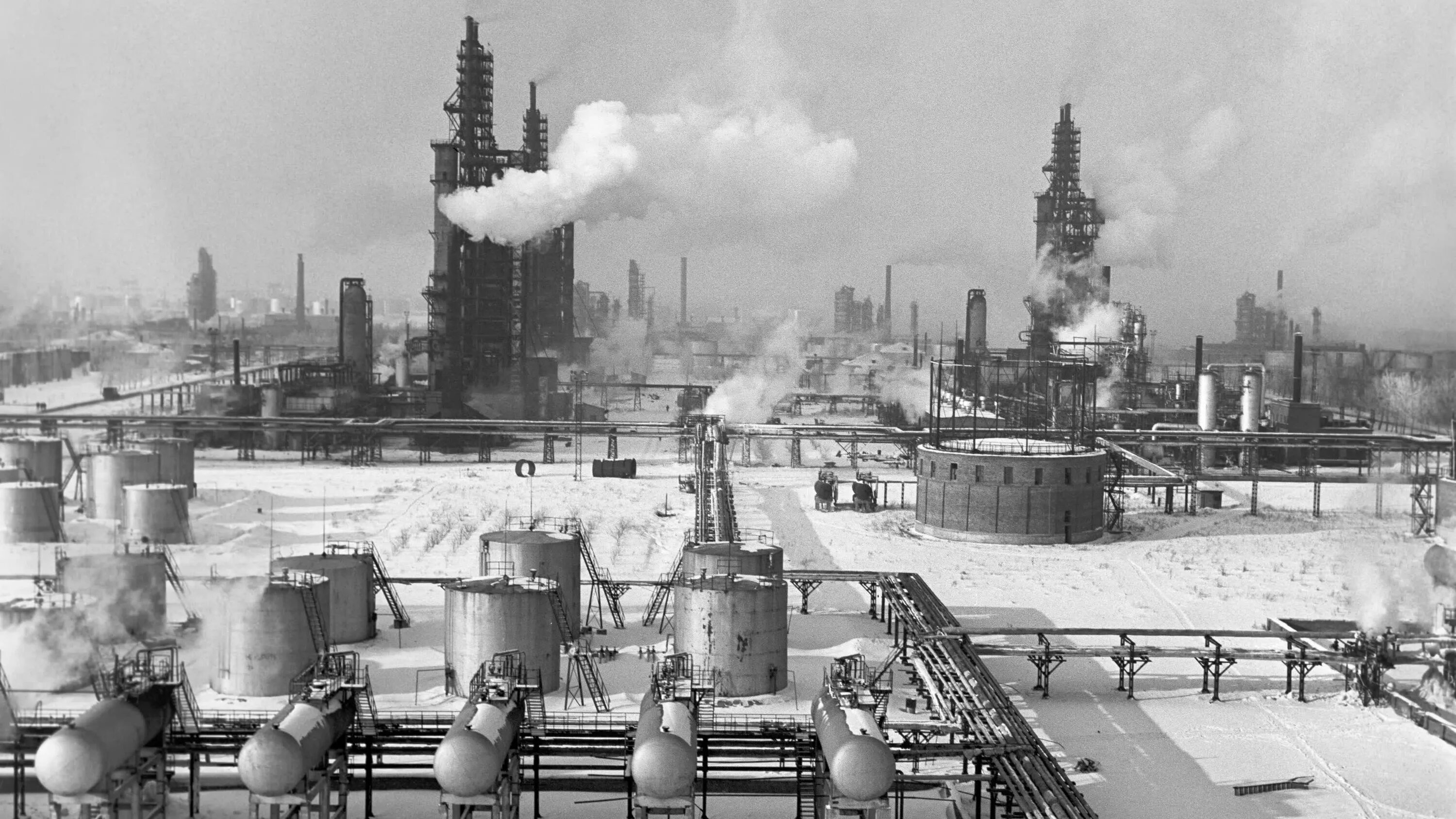 Промышленность россии в 20 веке. Омский нефтеперерабатывающий завод 1960. Ярославский нефтеперерабатывающий завод. В 1955. Омский нефтеперерабатывающий завод 1955. Нефтеперерабатывающий завод Ишимбай.