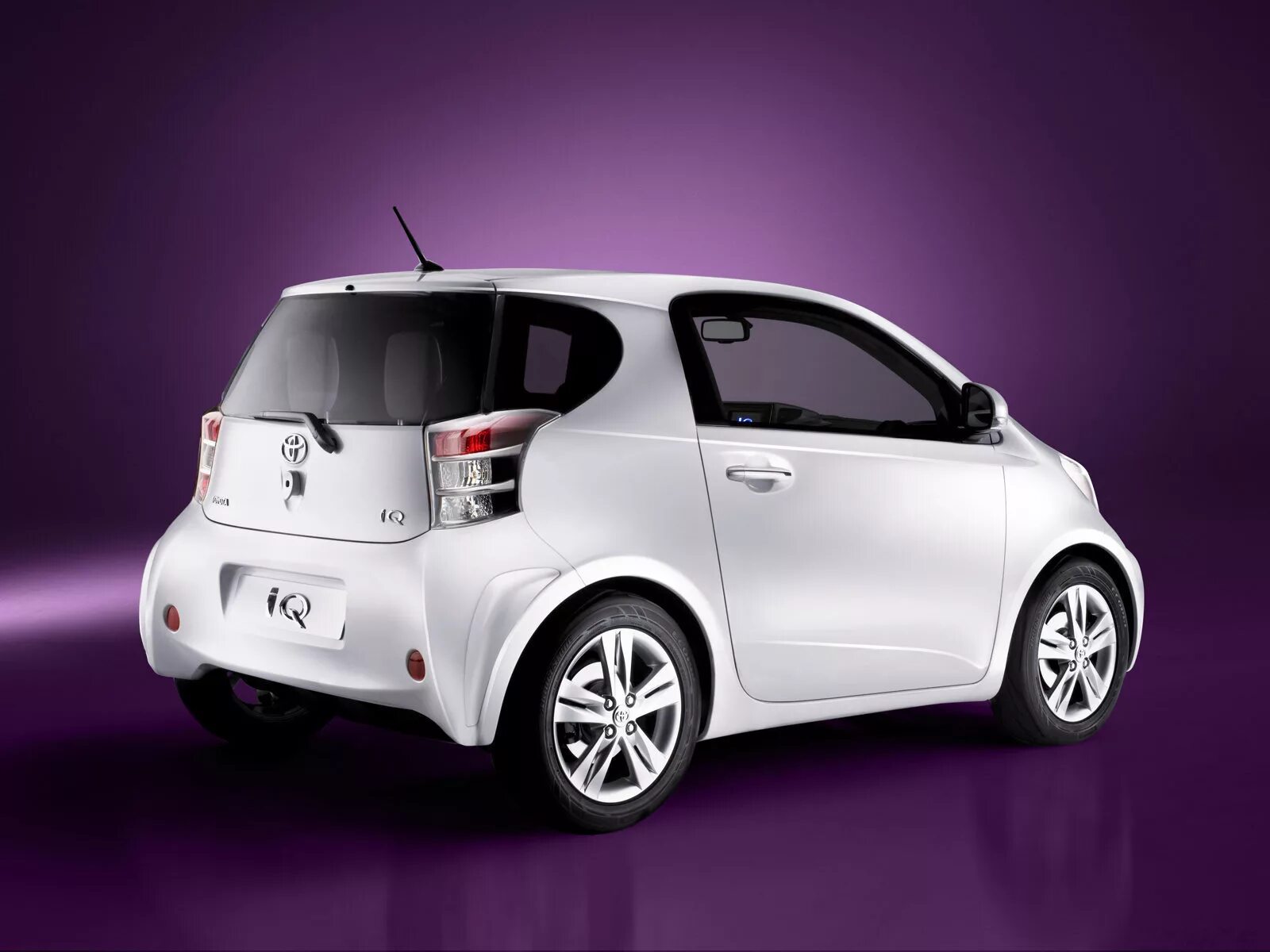 Самый компакт. Малолитражка Тойота IQ. Toyota IQ 2009. Toyota IQ 2. Toyota IQ j1.