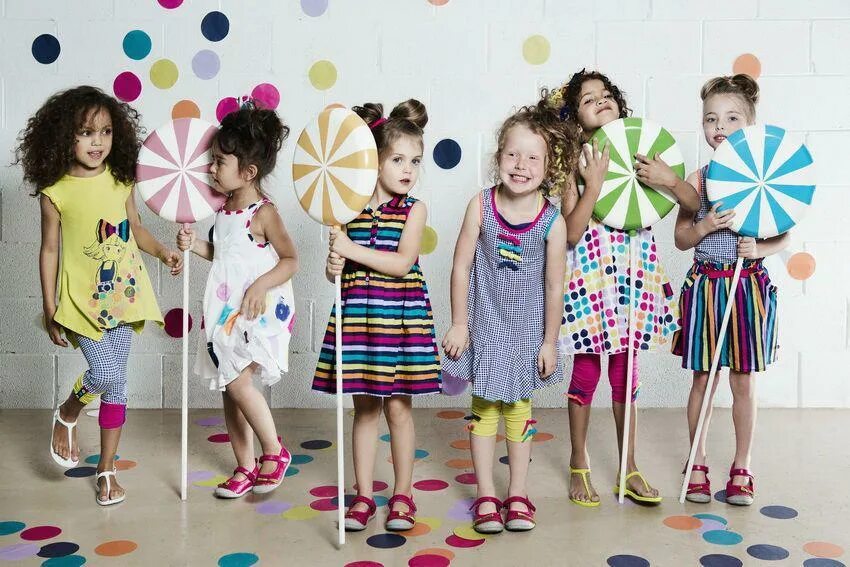 Яркая детская одежда. Яркая детская одежда. Дети в яркой одежде. Одежда детям яркая. Дети в яркой одежде.