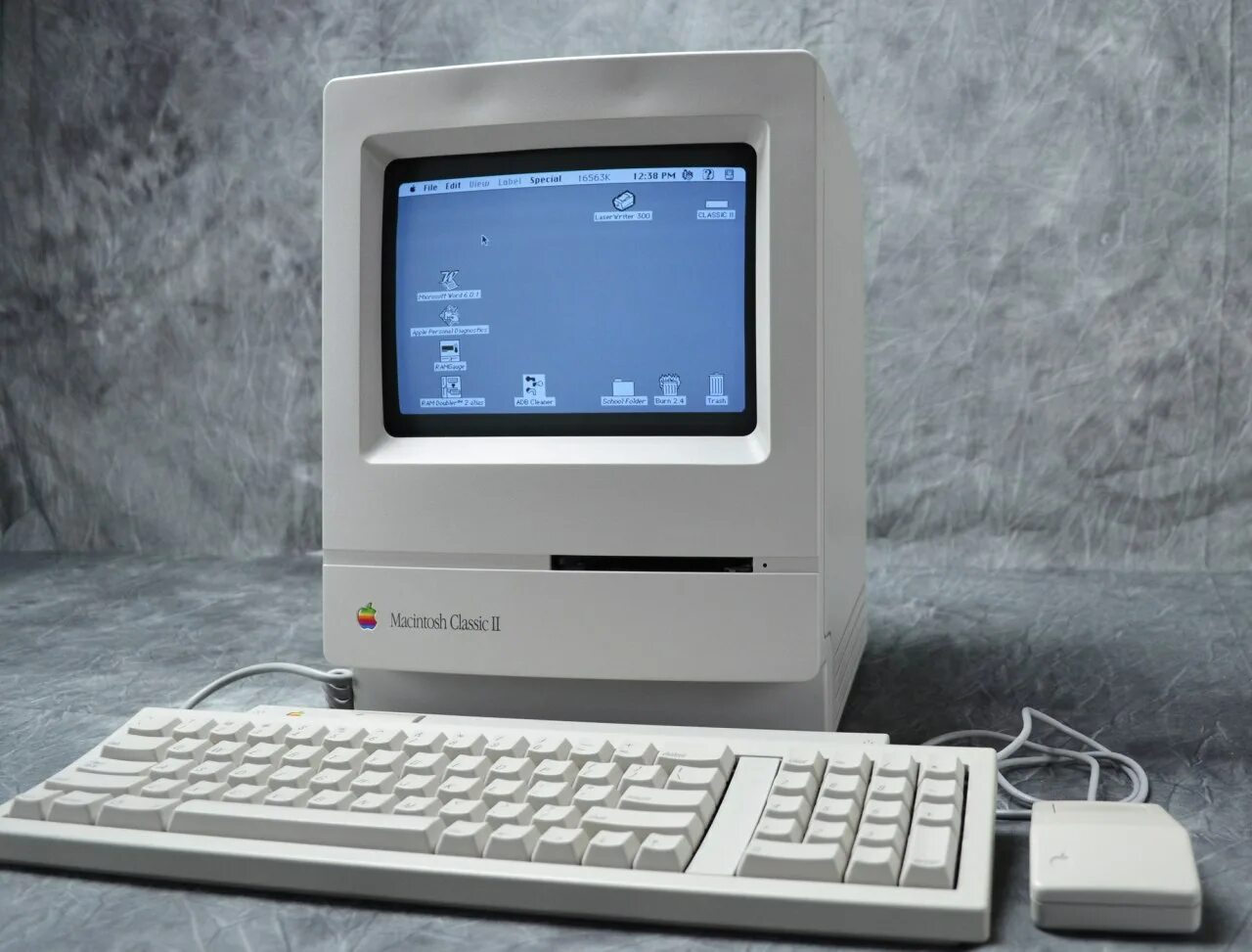 Макинтош эпл. Макинтош компьютер apple 1990. 24 января 1984 года выпущен первый персональный компьютер apple macintosh. макинтош apple 1984. макинтош компьютер apple 1984.