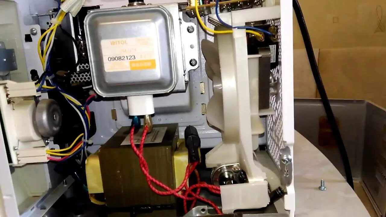 Почему отключается микроволновка. Mw87wr samsung. daewoo микроволновка колпачок магнетрона. вентилятор магнетрона в микроволновке. вентилятор микроволновка samsung.