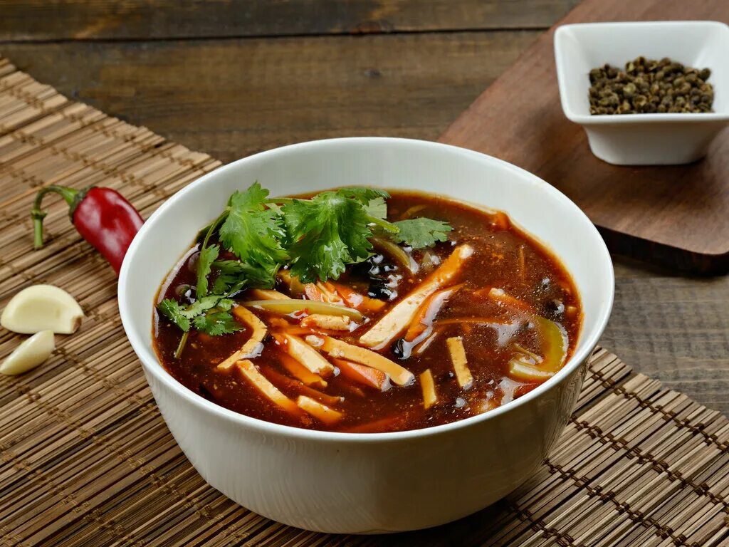 Где можно поесть супа. Юкедян корейский суп. Юккеджан. Кисло острый суп. Кисло острый суп китайский.