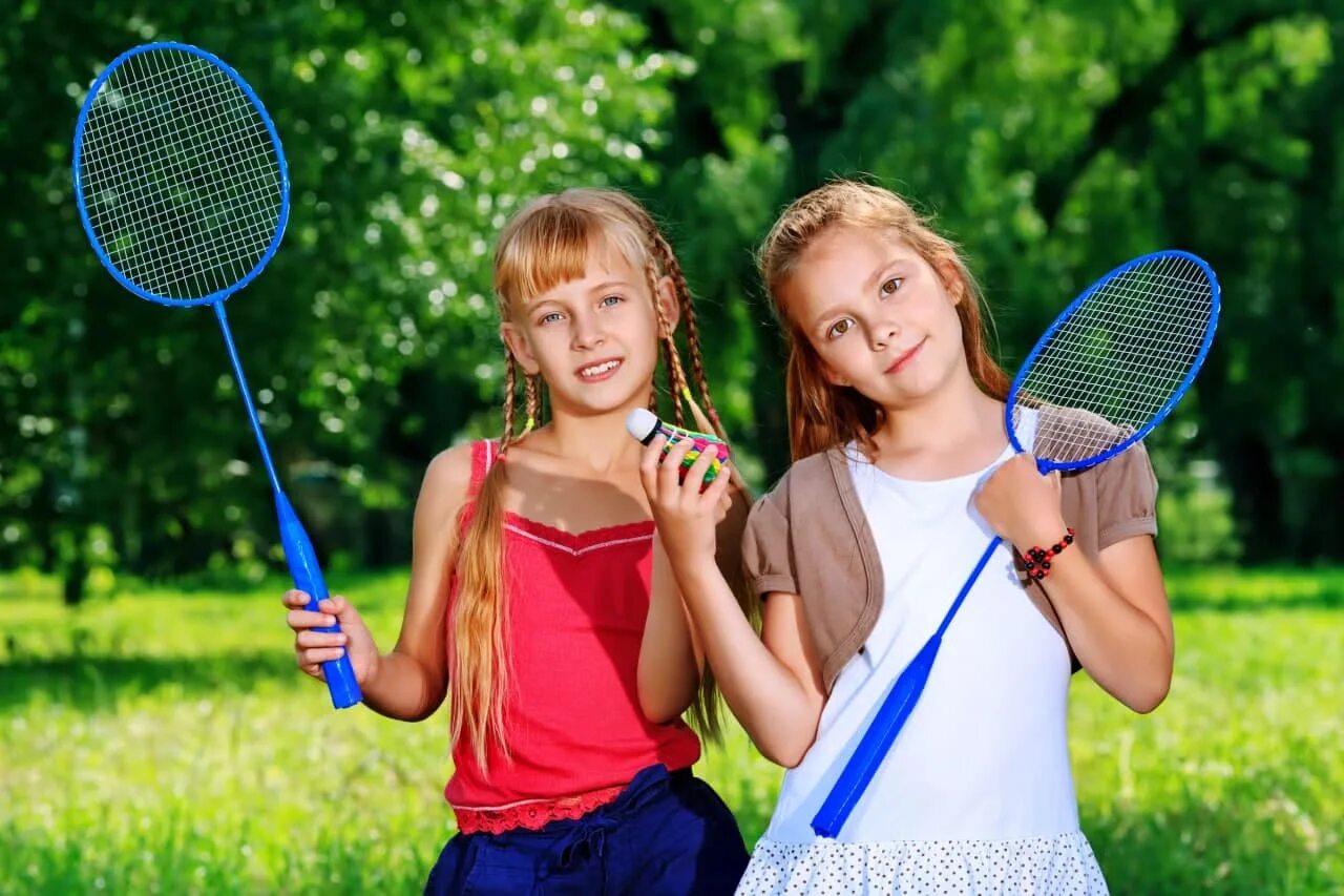 Summer sport. Бадминтон. Бадминтон на природе. Спорт дети. Летние развлечения для детей.