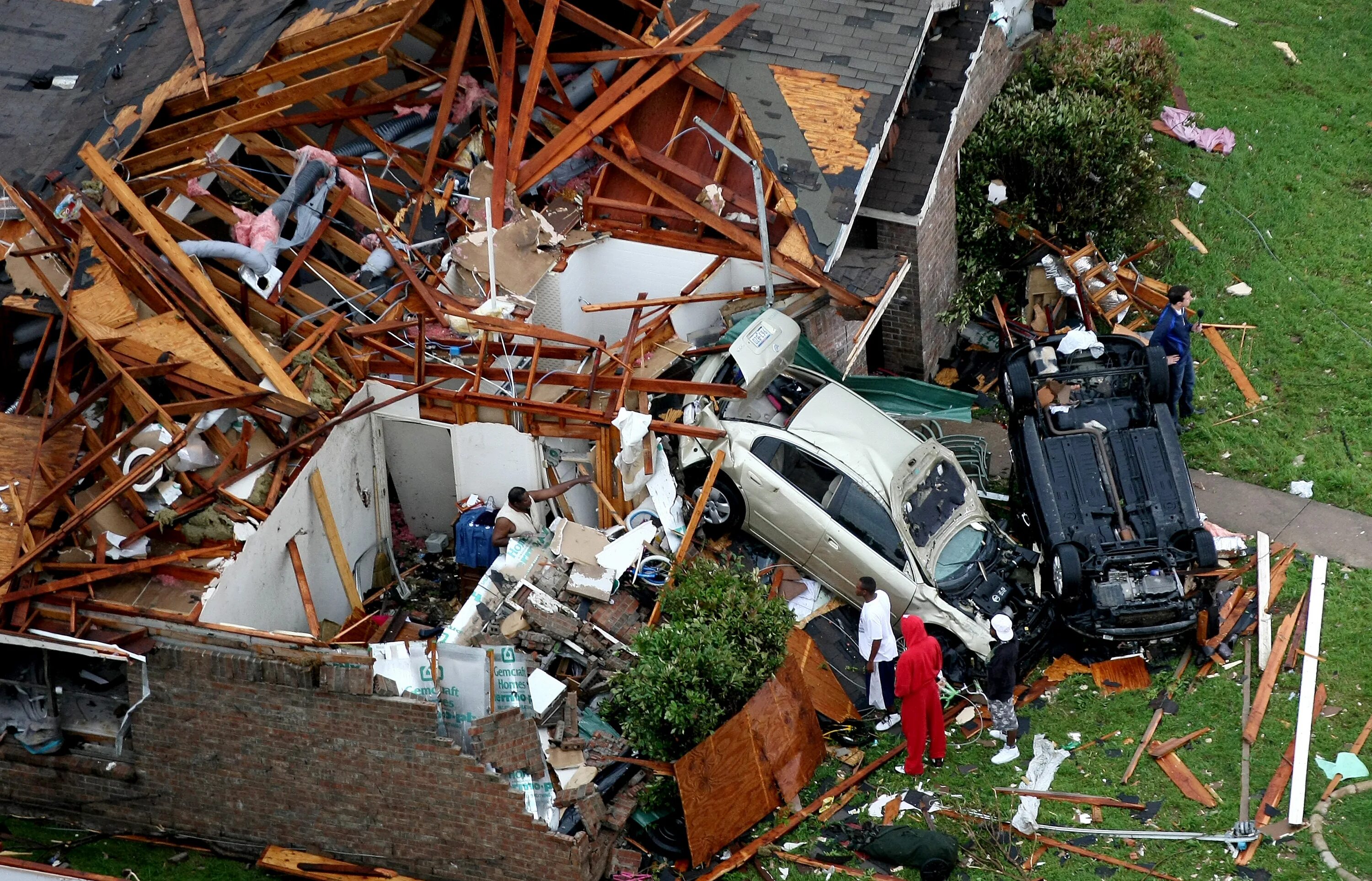 Последствия после Торнадо. Разрушения после смерча. Машина которая разрушает дома