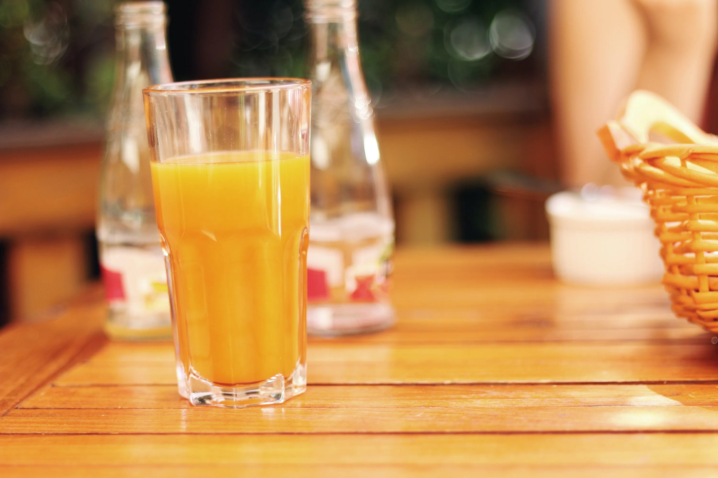 Можно пить сок на голодный желудок. Апельсиновый сок. Стакан апельсинового сока. Свежевыжатый апельсиновый сок. Сок в стаканчике.