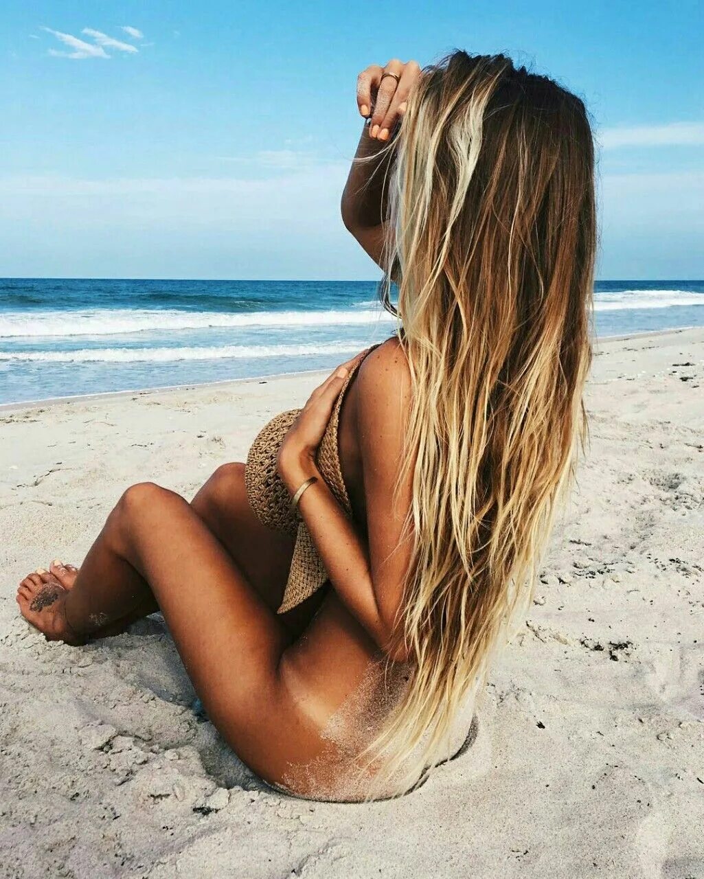 Beached blonde. Бич Хэир. Загорелая блондинка. Смуглые блондинки. Девушки блондинки на пляже.