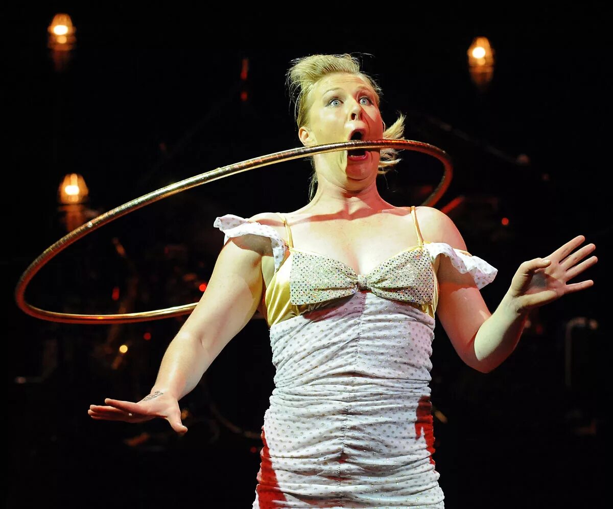 Обезьяна в цирке. Обезьяна в цирке. Обезьянка в цирке. Мартышки в цирке. Смешной цирк.