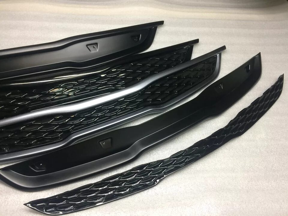 Решетка киа рио 4. Решетка радиатора кия рио 3. Решетка радиатора kia rio 3. Киа рио с черной решеткой радиатора. Киа рио 3 2012 решетка радиатора.