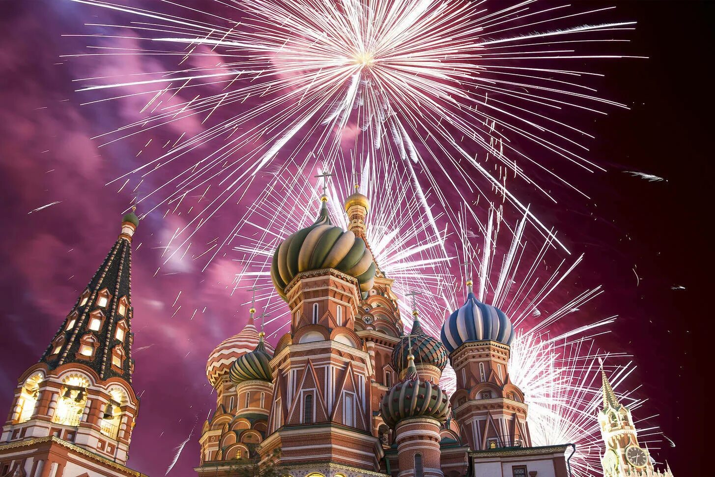 Москва салют парад победы. Салют в честь дня победы в москве. Спасская башня кремля салют. 12 июня день победы. Парад на красной площади 9 мая.