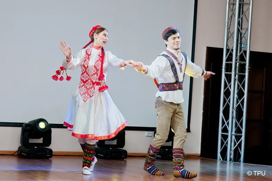 Народные танцы Таджикистана. Таджикский народный танец. Национальный танец таджиков. Таджикский национальный танцевальный костюм. Танцующий таджик