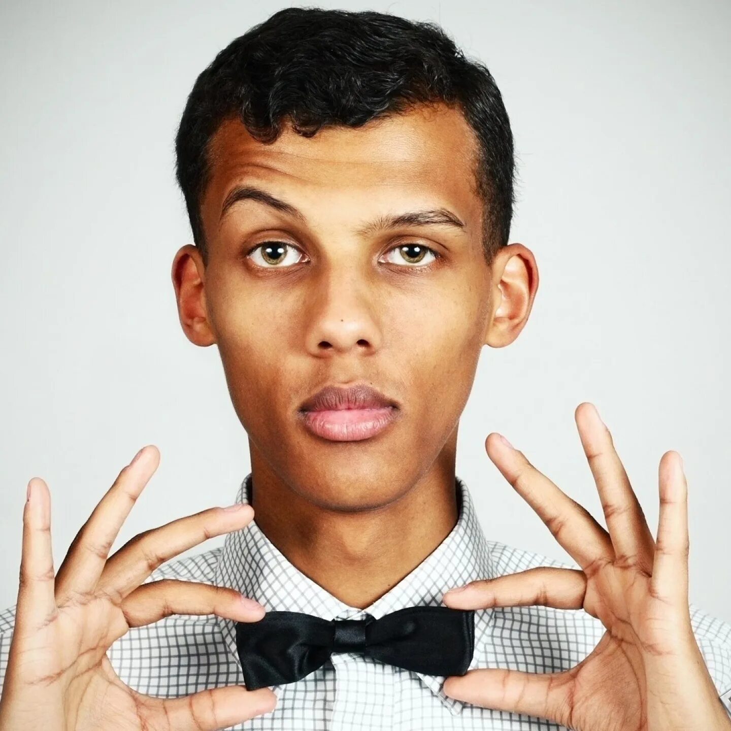 Популярные французские исполнители. Стромае певец. Стромай папаутей. Stromae 2021. Стромай 2022.