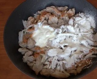 Бефстроганов из свинины с сливками