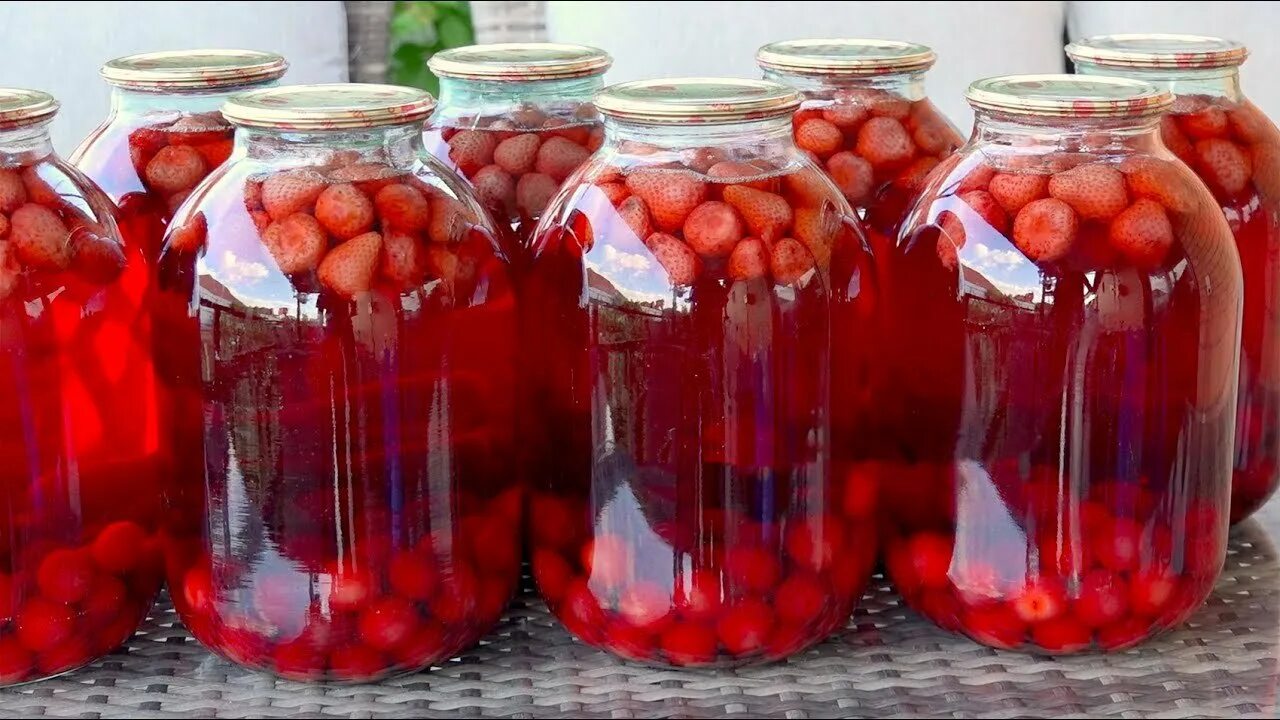 Сколько варить компот из черешни. Компот с ягодами. компот в банке. компот десерт. кухня наизнанку заготовки на зиму.