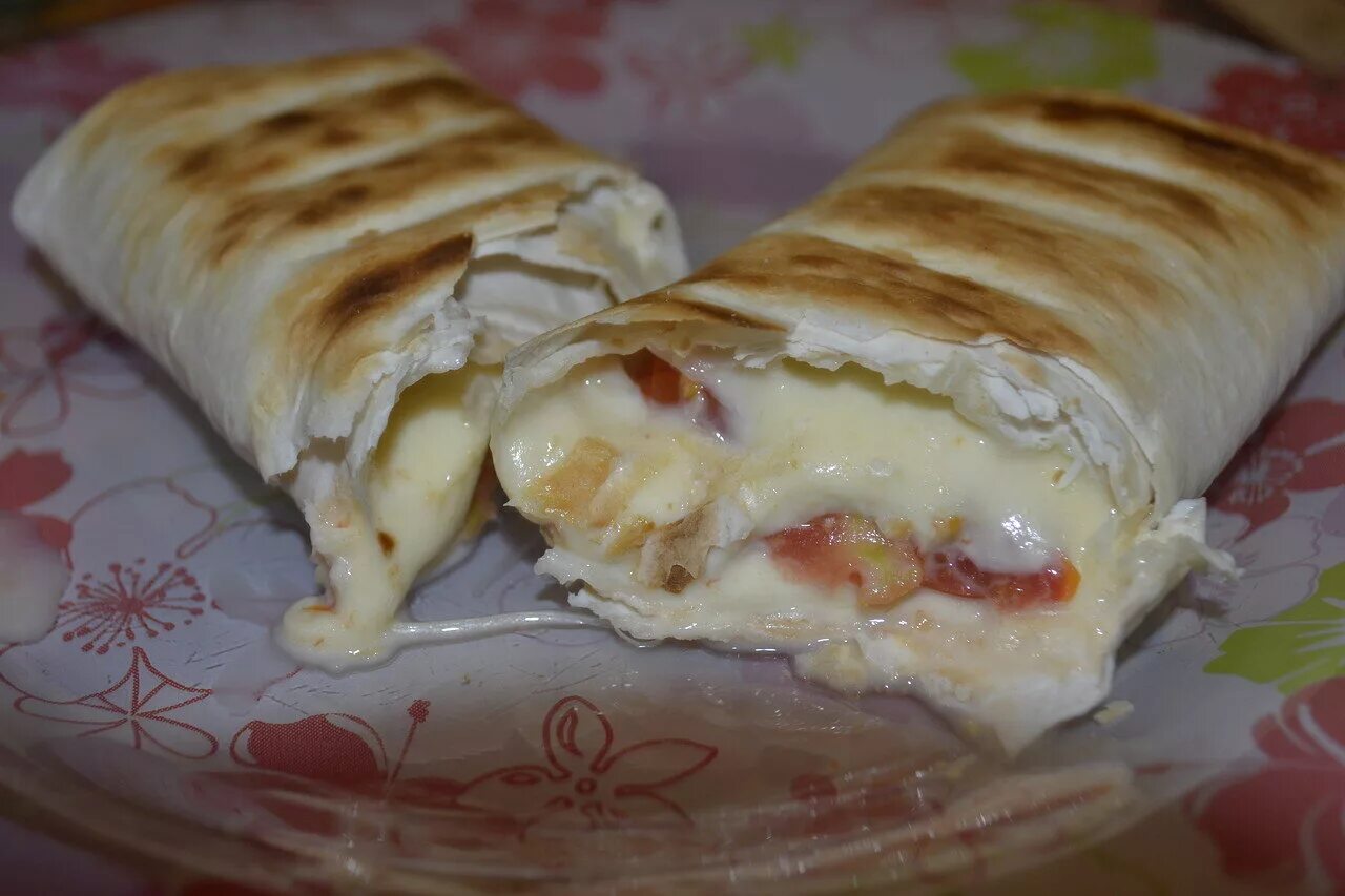 Сулугуни в лаваше на мангале. Лаваш с сыром и зеленью. Лаваш с фаршем и сыром на мангале. Сулугуни в лаваше на мангале. Лаваш с брынзой.