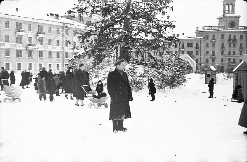 Красноярск 26 апреля. Новогодняя елка 1960. Красноярск-26 Железногорск. Сахалин 1960 года новый год-. Город Железногорск 1986 год.