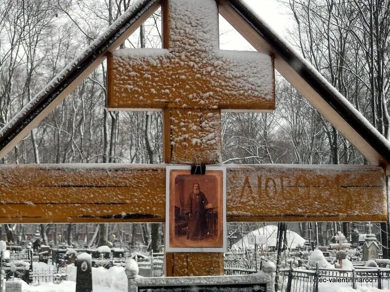 старцев на кладбище