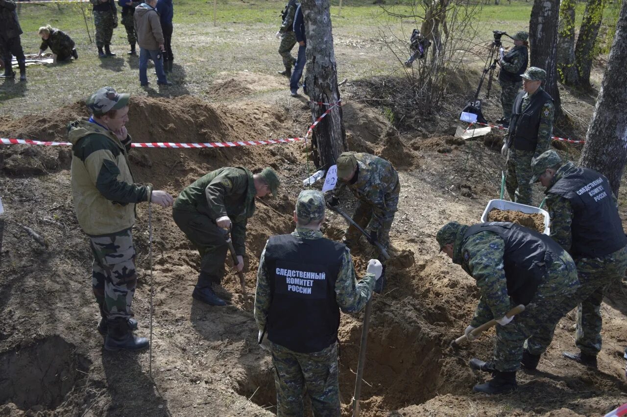 Осмотр эксгумация. Массовые захоронения военных. Эксгумация следственные действия.