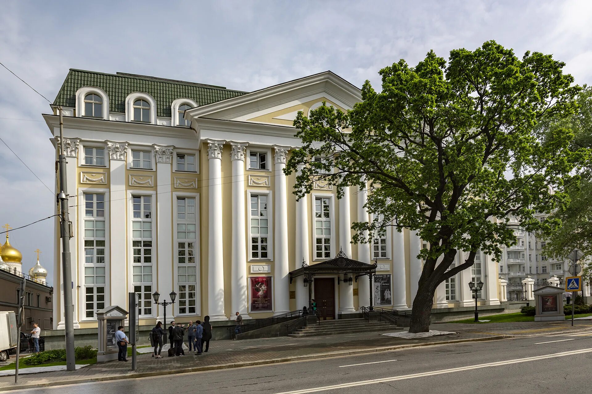 Центр имени вишневской. Центр оперного пения Галины Вишневской в Москве. Оперный театр Галины Вишневской. Центр Галины Вишневской на Остоженке. Здание центр оперного пения Галины Вишневской.