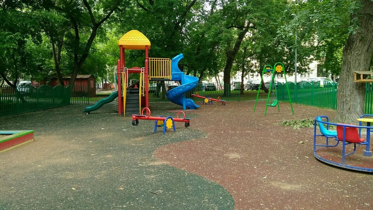 Темная детская площадка. Современная детская площадка. Детская площадка вечером. Нестандартные детские площадки. Детские площадки ночью.