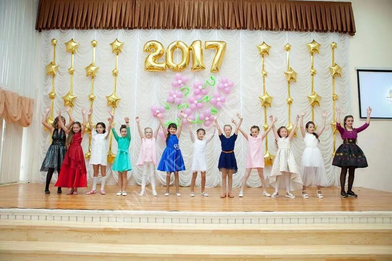 Выпускники 4 класса. Украшения для выпускного в школе 4 класс. выпускной начальной школы 4 класс. украшение класса на выпускной 4 класс. организация выпускного 4 класс.