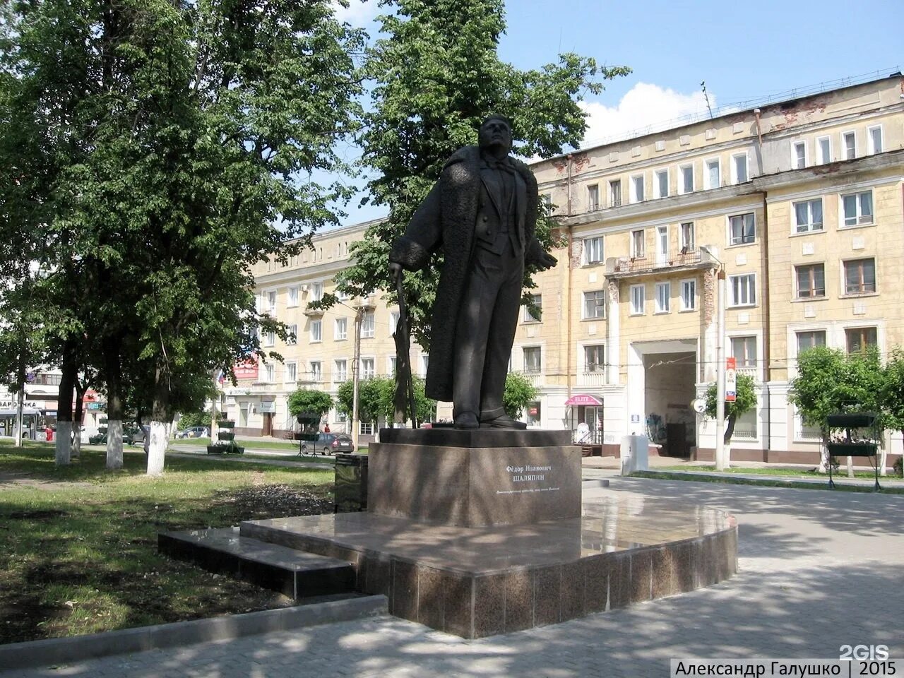 Шаляпин киров. Памятник Шаляпину Киров. Театральная площадь Киров памятник Шаляпину. Памятник ф. и. Шаляпину Киров. Сквер памятник Шаляпину в Кирове.