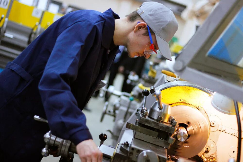 Слесарь мср. Токарь фрезеровщик. Такар. Профессия слесарь. Слесарь и его ученик изготовили 1200 деталей.