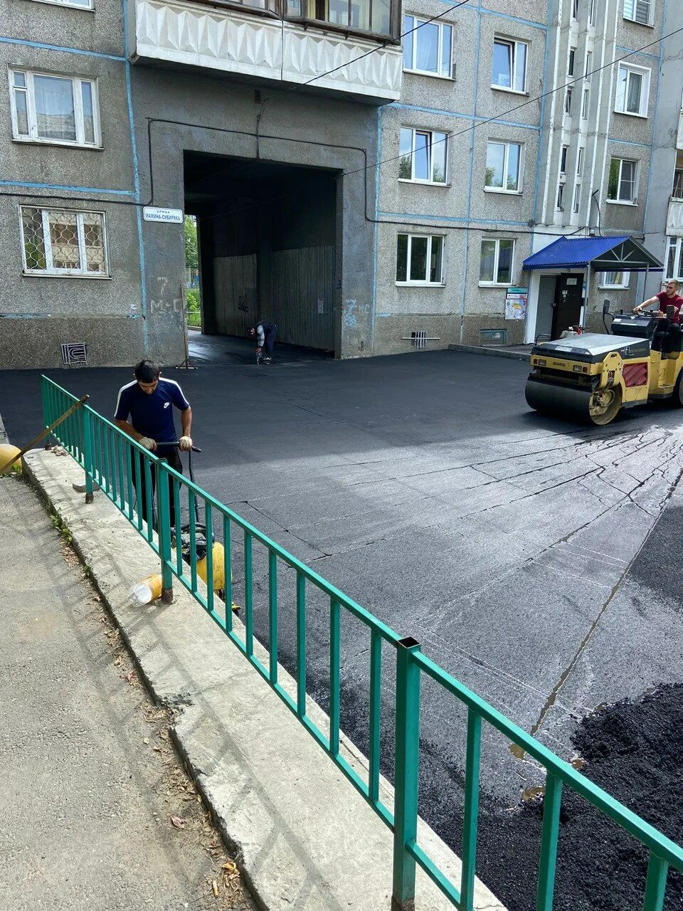 Ограждение парковки на придомовой территории. Стоянка машин во дворе. Гаражи на придомовой территории многоквартирного дома. Многоуровневый двор. Защита тротуаров от машин.