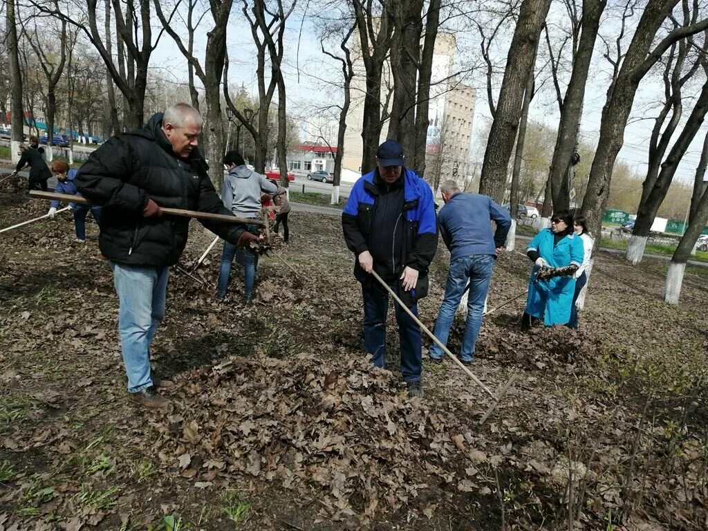 Бежит навстречу. Человек на дороге. Человек стремится к цели. Навстречу труд. Навстречу труд.