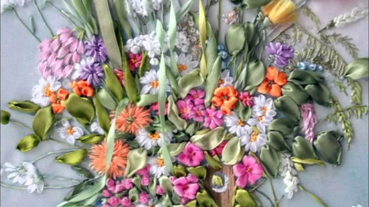 Вышивка лентами видео для. Вышивка лентами для начинающих пошагово. Вышивка лентами видео для. Вышивка лентами для начинающих. Розы вышитые атласными лентами.