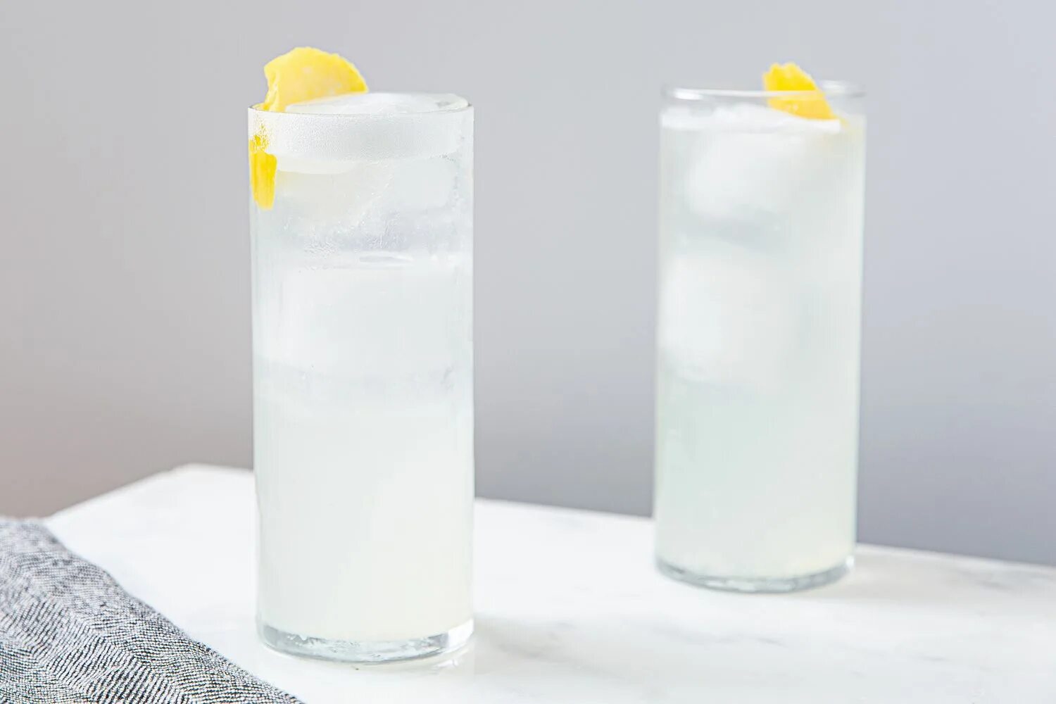 Джин физ рецепты. Джин физз. gin fizz коктейль. хайбол джин-физ. рамос джин физ.