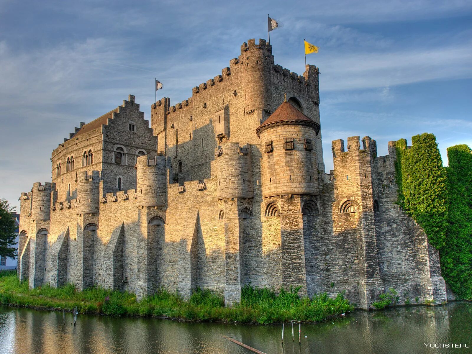 Известный средневековый замок. Замок графов Фландрии Гент. Бельгия Гравенстен в Генте. Замок Гравенстеен в Бельгии. Графский замок в Генте.