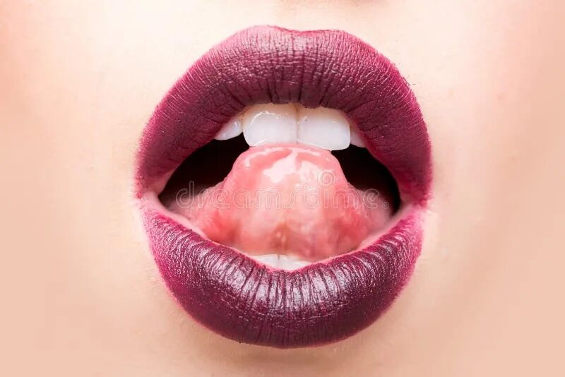 Женский рот видео. Открытый женский рот. Женские губы с языком. Женские губы и язык анфас. Фиолетовый язык и губы.
