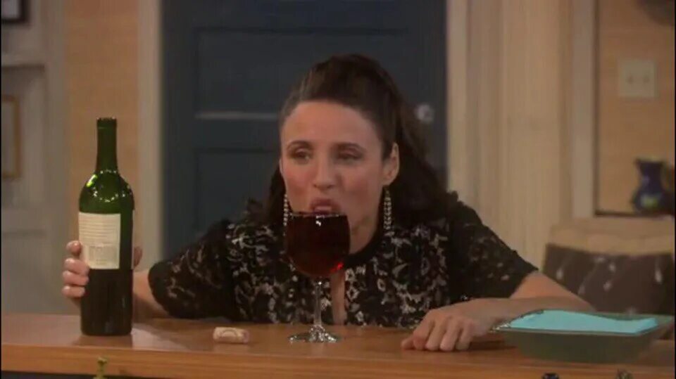 На диете пью вино. Мем женщина пьет вино. Мем про вино и женщин. Девушка пьет вино Мем.